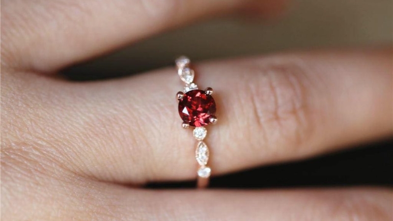 Một sai lầm phổ biến là chọn viên đá quá đắt tiền