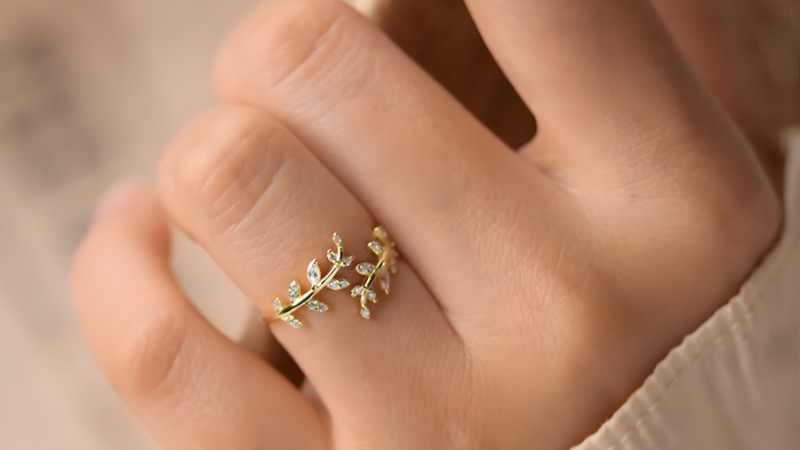 Bạn có thể quan sát các món trang sức mà cô ấy hay đeo hằng ngày