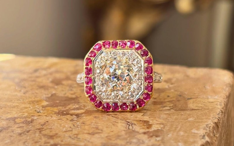 Nhẫn Cluster đá màu