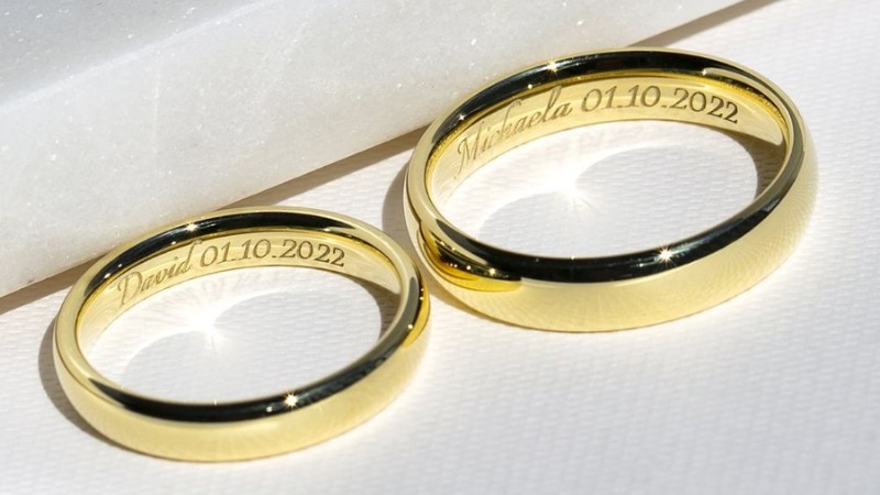 Nhẫn cưới khắc tên và ngày kỷ niệm ngày càng trở nên phổ biến với các cặp đôi
