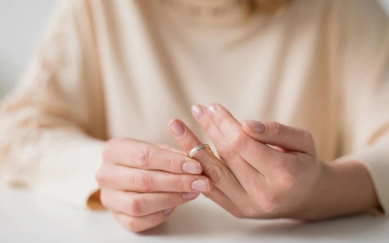 Trong dân gian, bán nhẫn cưới bị xem là điều không may mắn