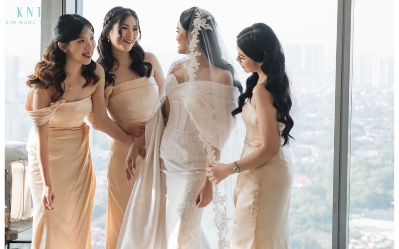 Phù dâu hỗ trợ cô dâu chuẩn bị trong các nghi thức ngày cưới