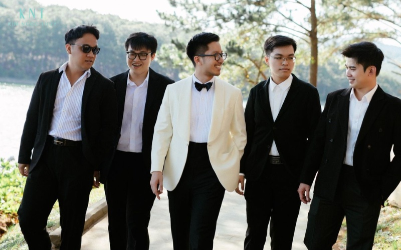 Phù rể là người hỗ trợ chú rể từ những việc nhỏ nhất để buổi lễ diễn ra trọn vẹn và suôn sẻ 