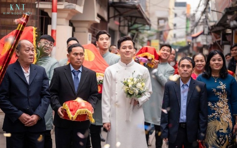Đoàn rước dâu với 5 người bao gồm chú rể, bố mẹ và đại diện gia đình