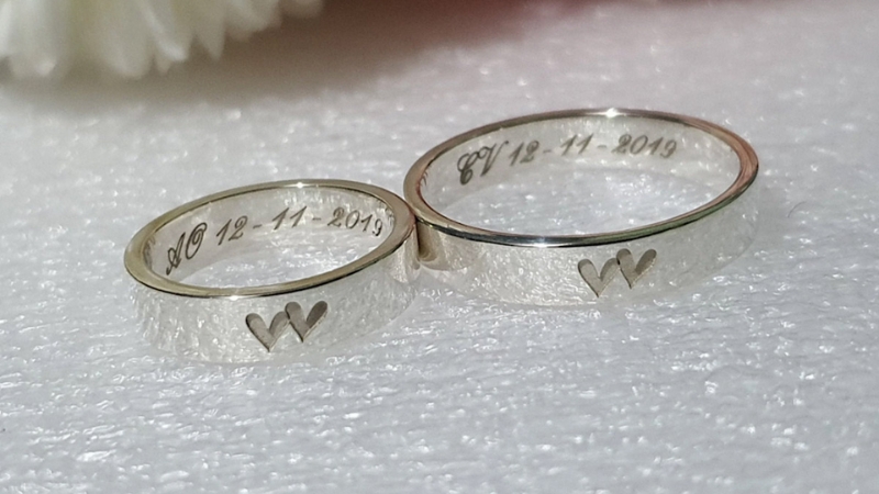 Thân nhẫn được tạo điểm nhấn bằng khắc chữ, ngày kỷ niệm, biểu tượng