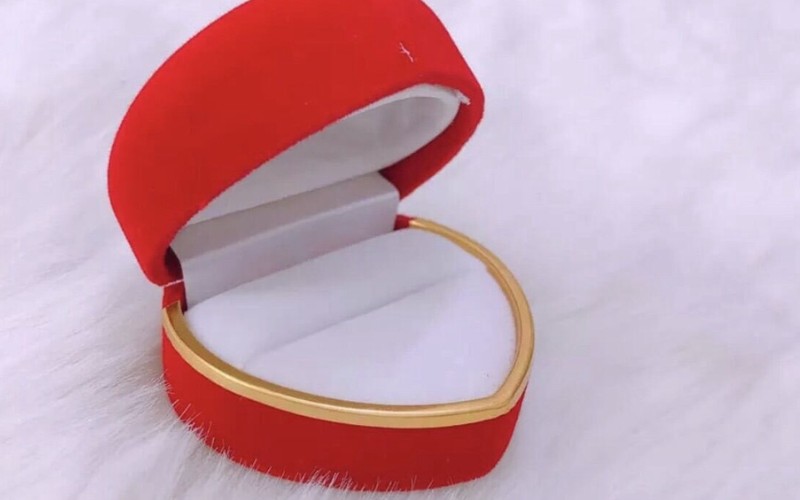 Bạn nên đặt vàng trong hộp riêng có lót nhung hoặc vải mềm