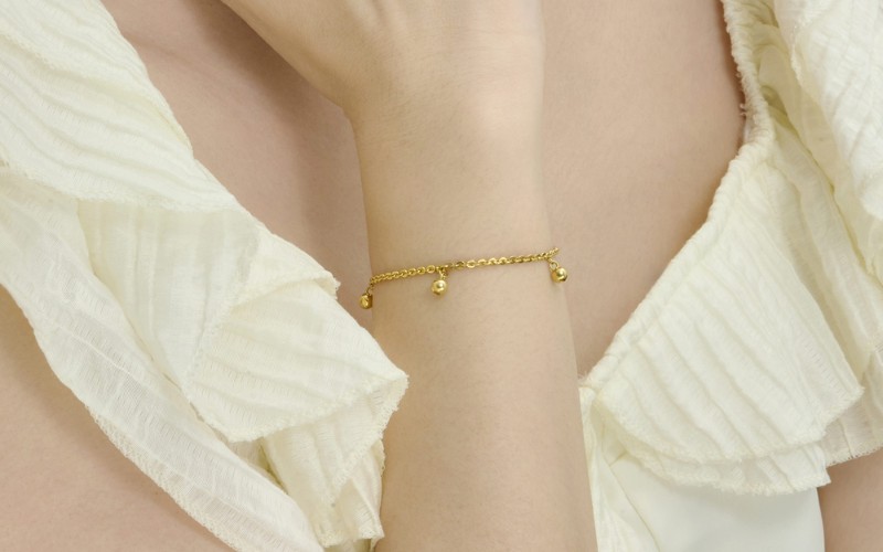 Vòng tay được làm từ chất liệu vàng 650 với thiết kế trẻ trung