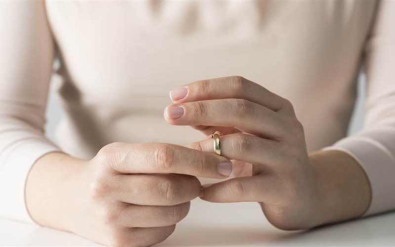 Bạn nên tháo nhẫn khi thực hiện các công việc nặng