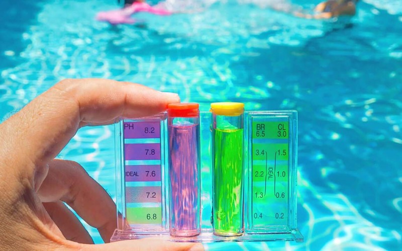 Nồng độ clo trong hồ bơi có thể làm vàng Ý bị oxy hóa