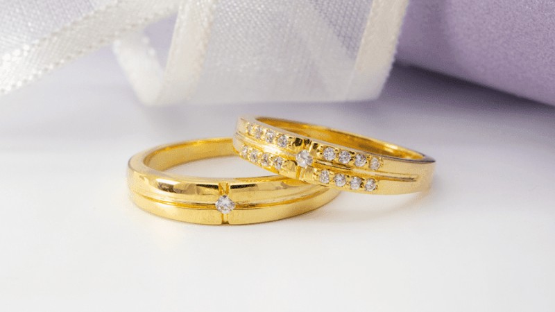 Nhẫn cưới hai dải được lấy cảm hứng từ xu hướng đeo nhiều nhẫn xếp chồng