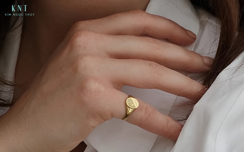 Bàn tay đeo nhẫn ngón út mang ý nghĩa lời hứa không ràng buộc nhưng đầy giá trị