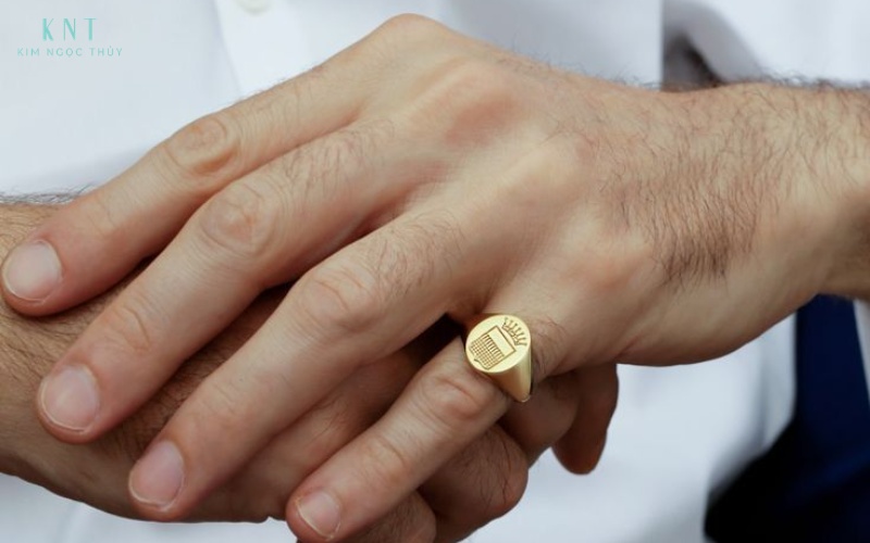 Đeo nhẫn ở ngón út được coi là cách giữ tiền bạc và thu hút thêm tài lộc