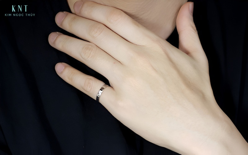 Đeo nhẫn ngón út thể hiện phong cách và cá tính của người đeo