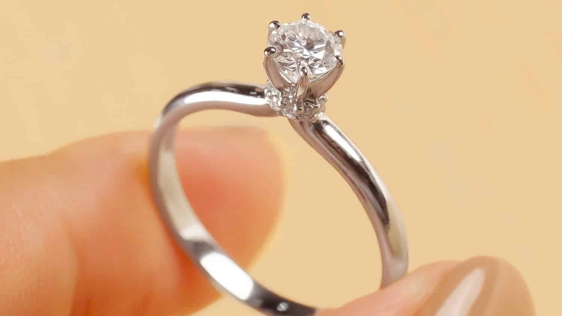 Bạn có thể tháo trang sức vàng trắng khi làm việc nhà, thể thao