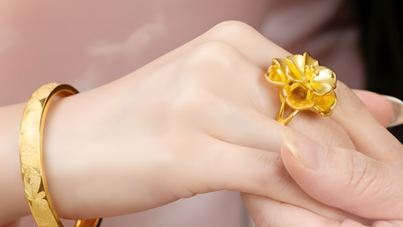 Nhẫn và còng vàng 24K làm tay cô dâu trở nên sang trọng hơn
