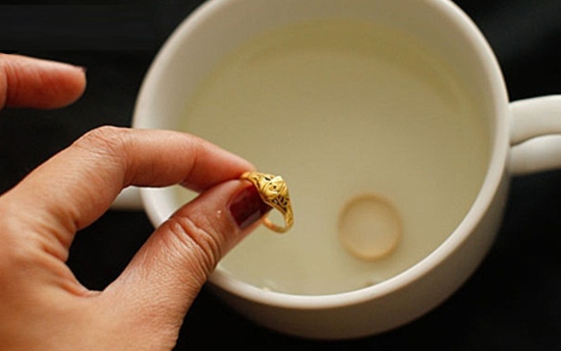 Cách làm sáng vàng tây bằng dung dịch dịu nhẹ thường rất phổ biến