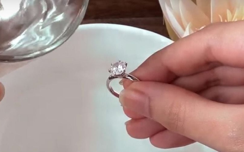 Bạn nên xả kỹ để không còn cặn xà phòng bám lại