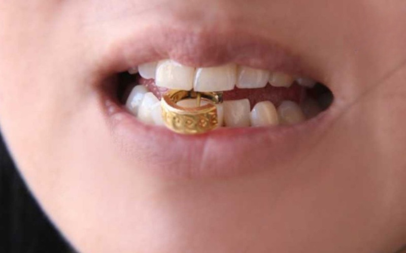 Việc kiểm tra vàng thật bằng cách cắn có thể làm hỏng form nhẫn