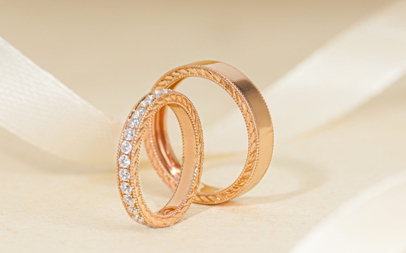 Nhẫn cưới vàng 18K thường có màu vàng đậm và ấm hơn