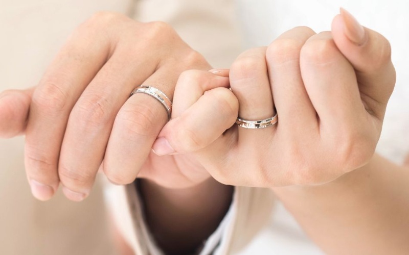 Ở góc độ tâm lý, phong thủy mua nhẫn cưới thường mang lại cảm giác “có kiêng có lành”, nhất là với người lớn