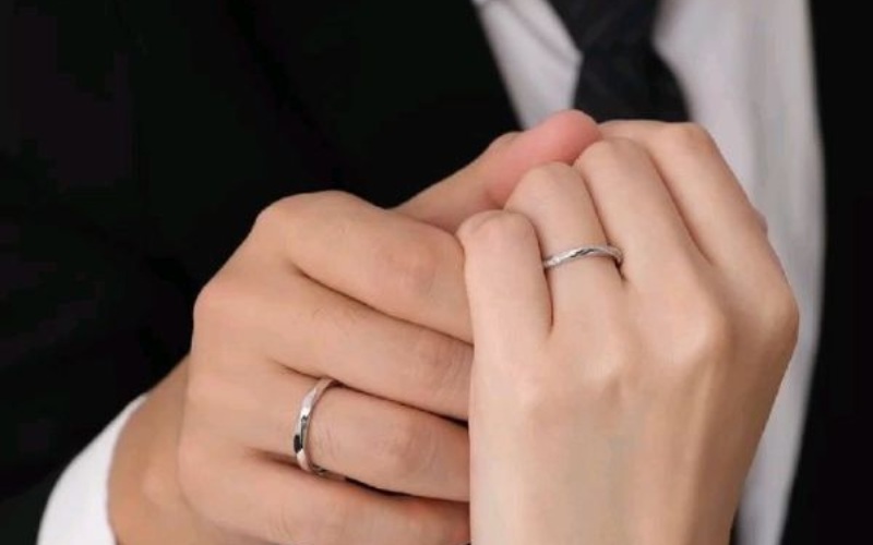 Nếu ưu tiên nhẹ tay và ít vướng thì bạn nên nghiêng về bản mỏng đến vừa