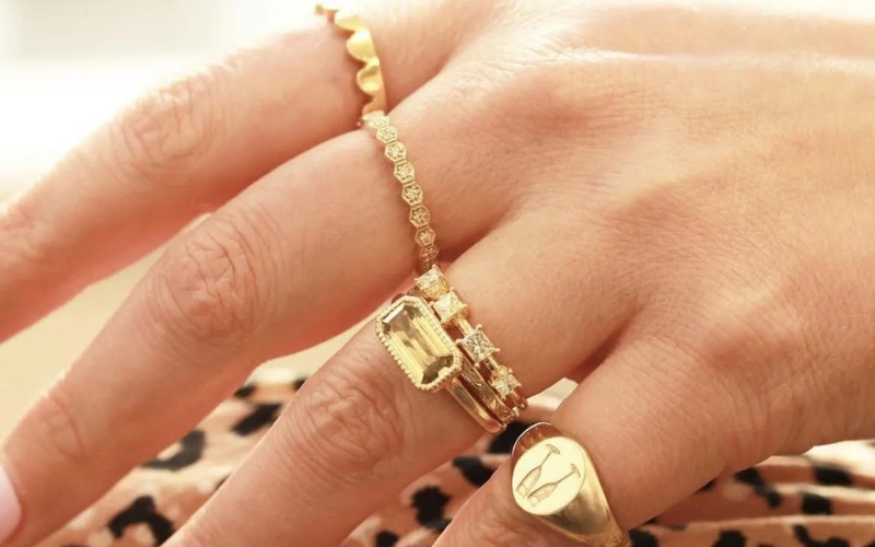 Điểm khác nhau quan trọng nhất giữa gold filled và vàng mạ nằm ở lớp vàng bên ngoài
