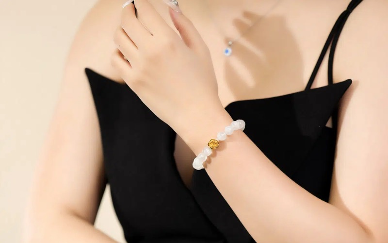 Độ bền của gold vermeil phụ thuộc vào tần suất đeo và cách bảo quản