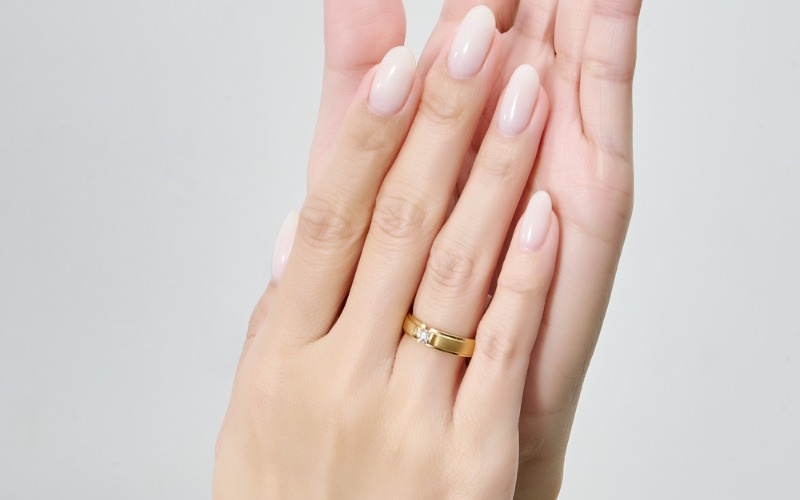 Nhẫn trơn đính đá nhỏ là một sự lựa chọn tốt
