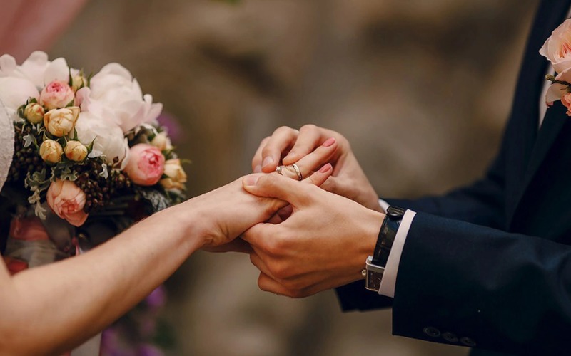 Nghi thức trao nhẫn cưới là phần cô dâu và chú rể đeo nhẫn cho nhau trong hôn lễ để xác nhận sự gắn kết chính thức