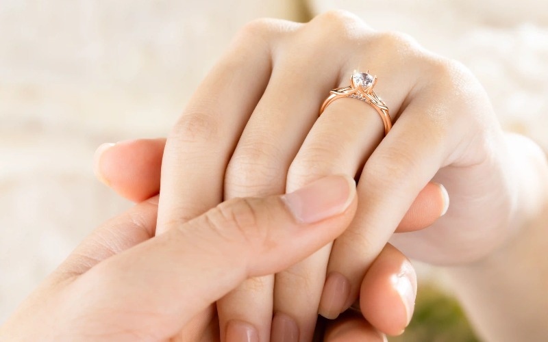 Khoảnh khắc trao nhẫn cưới thường ngắn, nhưng lại là phần rất dễ đọng lại trong trí nhớ của cô dâu chú rể