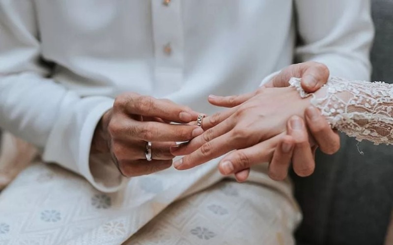 Thực hiện thứ tự trao nhẫn thường là chú rể trao nhẫn cưới cho cô dâu trước