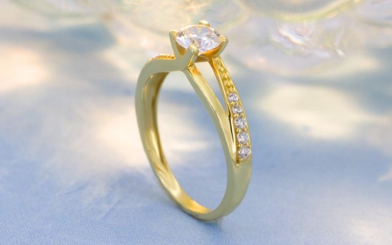 Bạn muốn nhẫn cầu hôn đính đá hoặc có đá chủ thì nên chọn vàng tây