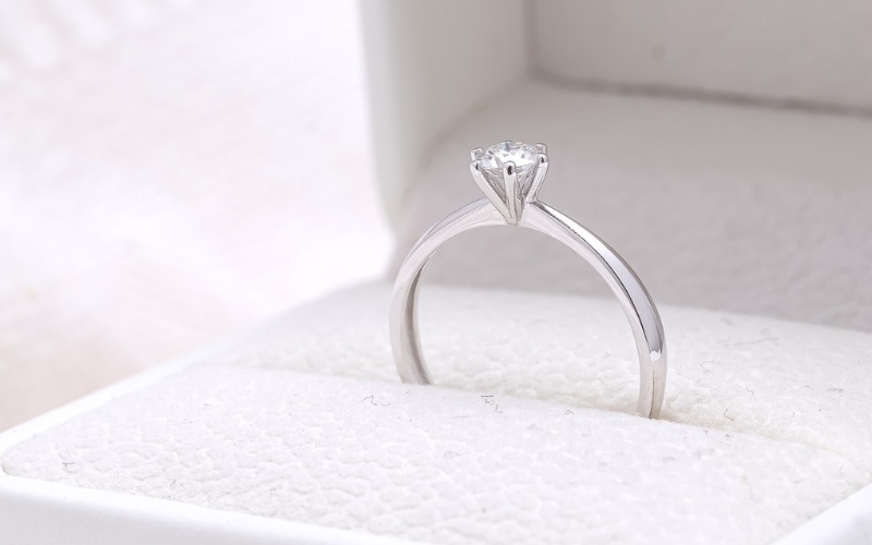 Nhẫn cầu hôn vàng 14K thực tế hơn về độ cứng và phù hợp với người ưu tiên sử dụng lâu dài