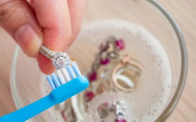 Bạn nên vệ sinh trang sức tại nhà bằng cách nhẹ nhàng