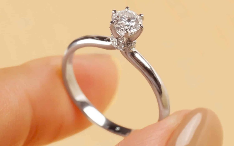 Nhẫn đính hôn là tín vật đính hôn nên trọng tâm nằm ở hành động trao nhẫn trong khoảnh khắc cầu hôn