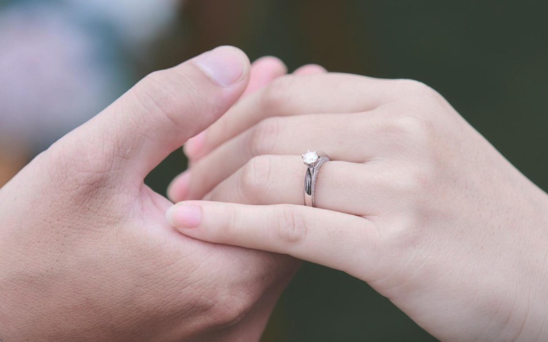 Bạn chỉ nên mua 1 chiếc nhẫn đính hôn nếu gia đình hai bên sống theo nếp truyền thống