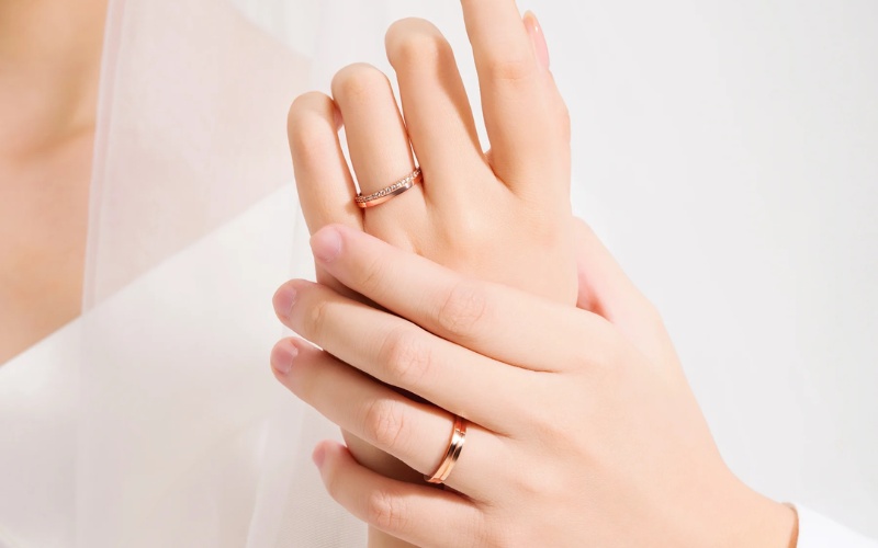 Thiết kế nhẫn cưới thường thiên về cảm giác ôm tay