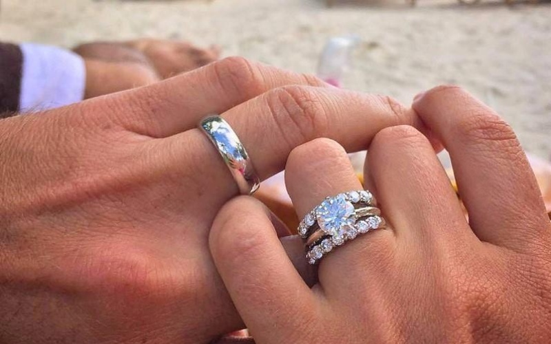 Bạn có thể đeo nhẫn cưới và nhẫn đính hôn cùng lúc nếu hai thiết kế hài hòa và tạo cảm giác thoải mái khi đeo
