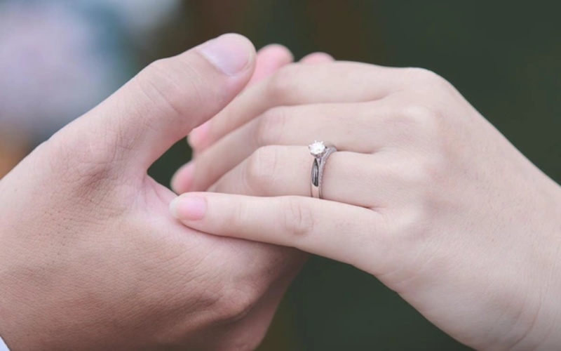 Nhẫn kỷ niệm ngày cưới là chiếc nhẫn được trao tặng hoặc cùng nhau lựa chọn để ghi dấu một cột mốc hôn nhân cụ thể