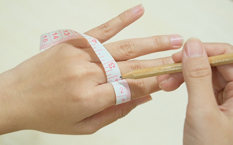 Bạn hãy đối chiếu size nhẫn từ chiếc nhẫn đang đeo hoặc dùng dụng cụ đo chuẩn