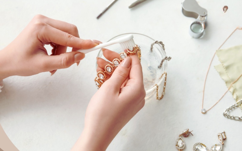 Bạn không nên dùng bàn chải quá cứng để vệ sinh trang sức