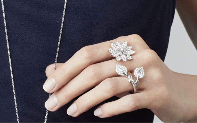 Nhẫn Van Cleef và Arpels mong phong cách mềm mại, tinh tế
