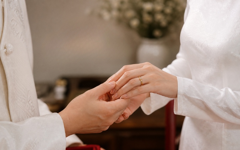Nhẫn cưới thường được trao tại nhà gái