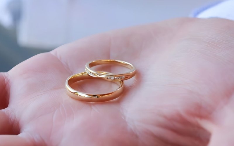 Muốn đeo hàng ngày mà vẫn cần độ bền tương đối ổn định thì bạn có thể chọn vàng 18K