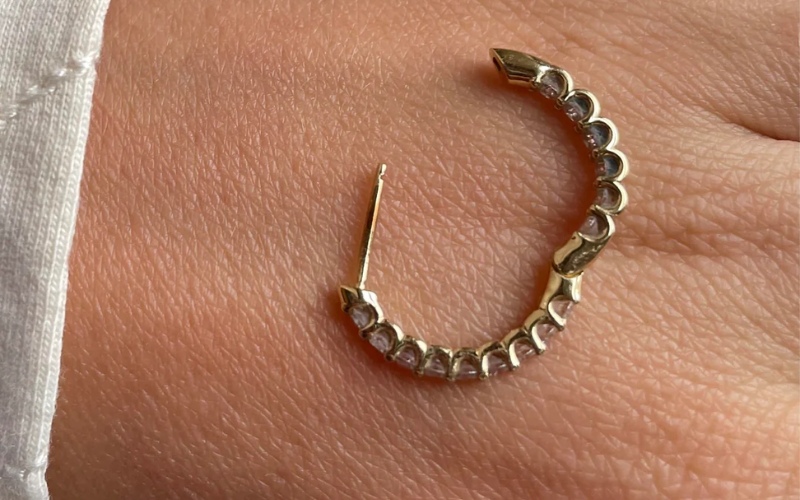 Vàng 18K có thể bị xỉn màu theo thời gian, đặc biệt khi đeo hằng ngày.