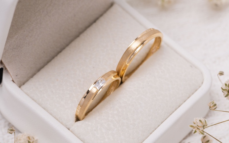 Vàng 14K đeo hằng ngày là lựa chọn khá cân bằng giữa ngân sách, độ bền tương đối và tính ứng dụng