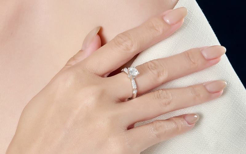 Nhẫn đính hôn vàng trắng gắn kim cương hoặc đá trắng