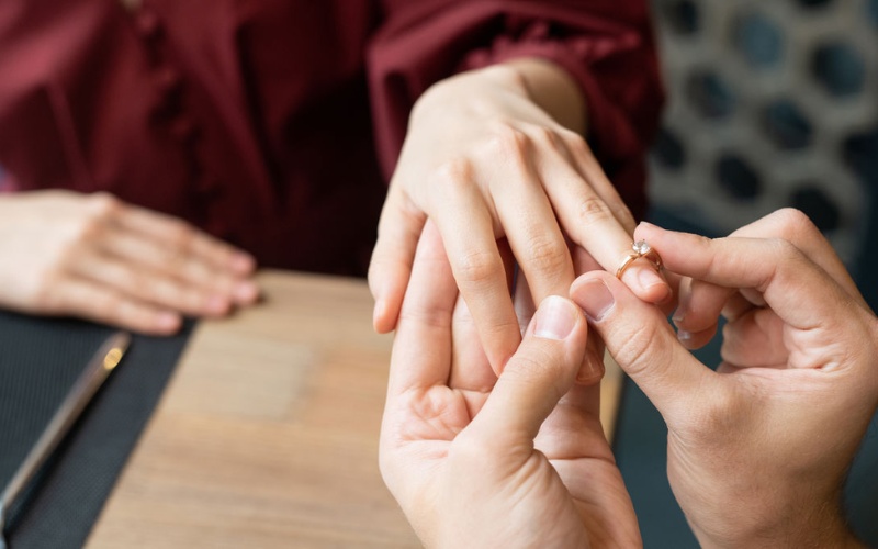 Nhẫn cưới được gắn với ngón áp út như biểu tượng của tình yêu