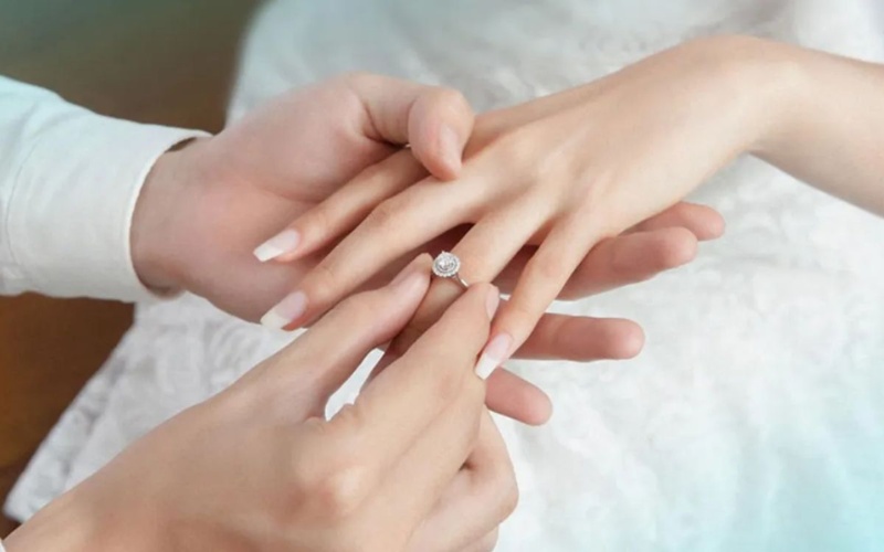 Nếu là nhẫn cầu hôn, nhẫn đính hôn hoặc nhẫn cưới, bạn nên ưu tiên hiểu theo nghi thức hôn nhân