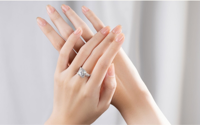 Đeo nhẫn ngón giữa thường liên hệ với sự ổn định, kỷ luật và cân bằng